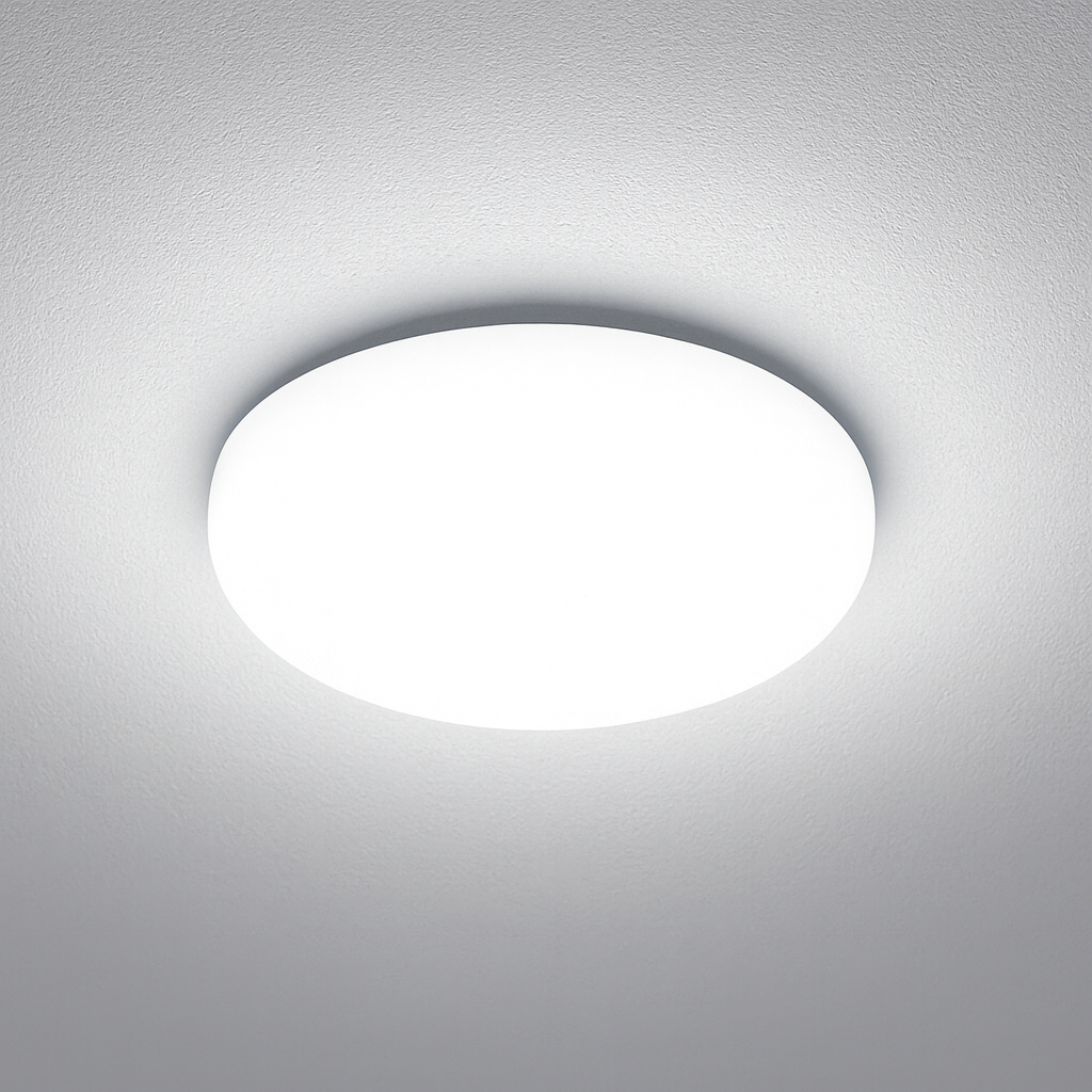Panel LED sin marco en luz blanca sobre un techo gris