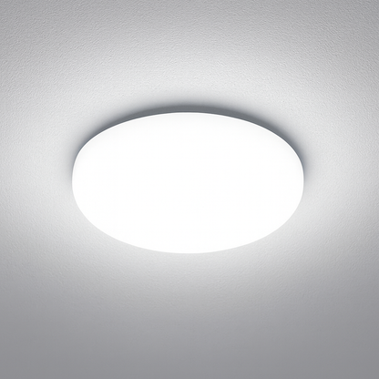 Panel LED sin marco en luz blanca sobre un techo gris