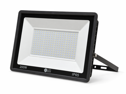 Reflector LED IP65 de 200W, el modelo más grande de la línea, con base ajustable